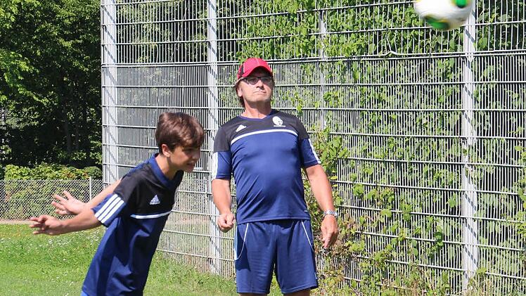 Beim gezielten Kopfstoß ist Konzentration gefordert. Trainer Franz Bauer greift immer wieder korrigierend ein.