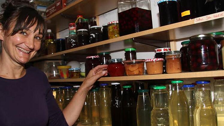 Regina Burkhardts Schatzkammer im Keller birgt schon jetzt jede Menge Leckereien.