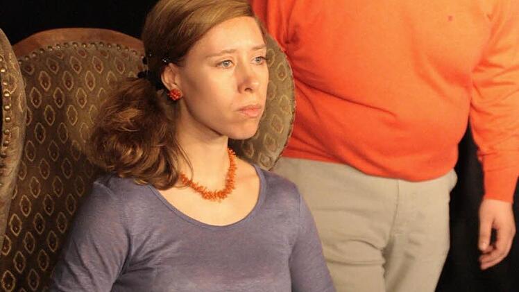 Die Theatergruppe Bumerang probt derzeit für das existenzialistische Drama "Das Missverständnis". Das Bild zeigt Jan (rechts, Maximilian Hendus), der bei seiner Mutter (Christina Urban, links) ein Wiedererkennen auslösen will.   Foto: privat