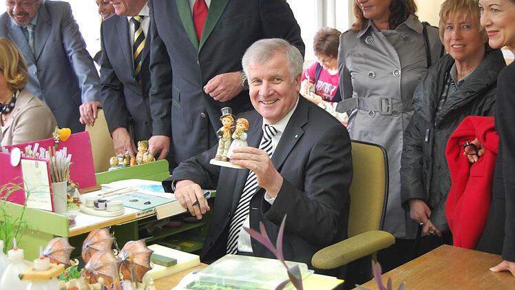 2011 besuchte Bayerns Ministerpräsident Horst Seehofer die Produktionsstätten der Hummel-Figuren. Foto: Oliver Schmidt
