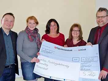 Caritas-Mitarbeiterinnen Sibylle Unser (von links) Ursula Hartmann und Gabriele Morath freuen sich über die Spende von Stephan Zeller (links, Leiter des Berufsfortbildungszentrums bfz Schweinfurt) und Thomas Fleck (Migranten-Koordination)  Foto: Sigismund von Dobschütz