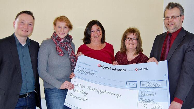 Caritas-Mitarbeiterinnen Sibylle Unser (von links) Ursula Hartmann und Gabriele Morath freuen sich über die Spende von Stephan Zeller (links, Leiter des Berufsfortbildungszentrums bfz Schweinfurt) und Thomas Fleck (Migranten-Koordination)  Foto: Sigismund von Dobschütz