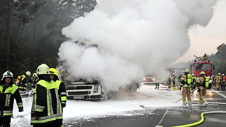 Die Rauchwolke des brennenden Lkw auf der A 73 zwischen Bamberg und Hirschaid war gestern Abend weit zu sehen.  Foto: Ferdindand Merzbach