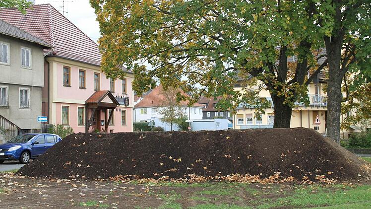 Der "sargähnlichen Erdhaufen" am Mainfeldplatz: Hier plant die Gemeinde eine Art Begrüßungsböschung, die im nächsten Jahr entsprechend gestaltet wird.  Foto: Gerda Völk