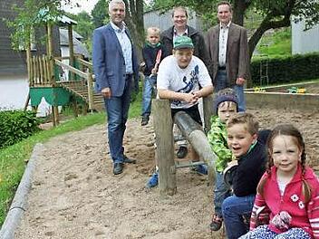 Die Steemicher Kinder sind glücklich mit ihrem neuen Spielplatz. Mit im Bild: Bürgermeister Timo Ehrhardt, Projektleiter Markus Lipfert und Sponsor Reiner Wittmann.  Foto: Veronika Schadeck