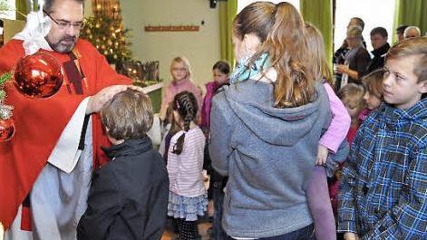 Pfarrer P. Kosma Rejmer bei der Segnung der Kinder in der Mainrother Pfarrkirche St. Michael. Foto: Ingrid Kohles