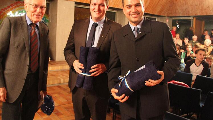 Stadtrat Horst Zahr schenkte den beiden neuen Diakonen im Namen der Stadt Handtücher. Das Publikum amüsierte sich, weil zuvor auch die Vertreter des Landkreises Handtücher übereicht hatten. Foto: Sonny Adam