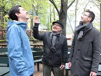 "Das Besondere am Seidla im Kellerwald ist die Atmosphäre unter den wunderschönen großen Bäume", sagt Ulrich Raab, als er mit Viktor Naumann (li.) und Nico Cieslar das Gelände inspiziert.  Foto: Andreas Schmitt