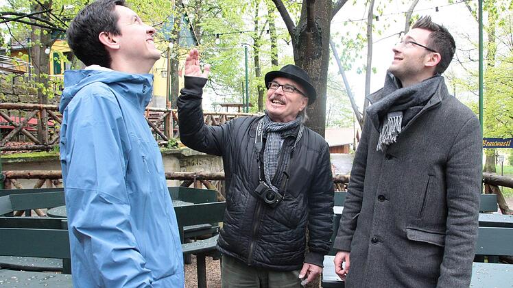 "Das Besondere am Seidla im Kellerwald ist die Atmosphäre unter den wunderschönen großen Bäume", sagt Ulrich Raab, als er mit Viktor Naumann (li.) und Nico Cieslar das Gelände inspiziert.  Foto: Andreas Schmitt