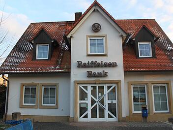 Die VR-Bank-Geschäftsstelle in Ebing wird wie die in Mürsbach und Rattelsdorf im Laufe des Jahres weichen müssen. Ersatz finden die Kunden dann in einem neuen Servicepoint im Ärztehaus, das in der Ebinger Straße entsteht. Foto: Stefan Fößel