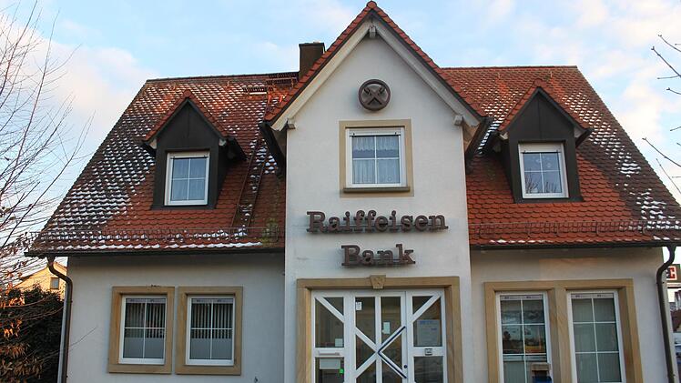 Die VR-Bank-Geschäftsstelle in Ebing wird wie die in Mürsbach und Rattelsdorf im Laufe des Jahres weichen müssen. Ersatz finden die Kunden dann in einem neuen Servicepoint im Ärztehaus, das in der Ebinger Straße entsteht. Foto: Stefan Fößel
