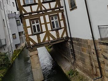 Die Spitalkirche und der angrenzende ehemalige Speisesaal des Katharinenspitals sind in die Schräglage gekommen - und müssen wieder aufgerichtet werden.  Fotos: Ekkehard Roepert