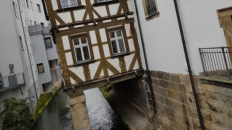 Die Spitalkirche und der angrenzende ehemalige Speisesaal des Katharinenspitals sind in die Schräglage gekommen - und müssen wieder aufgerichtet werden.  Fotos: Ekkehard Roepert