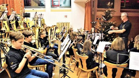 Das Nachwuchsensemble "Die Rockheimer" wurde begeistert vom Publikum gefeiert. Foto: Gerd Fleischmann