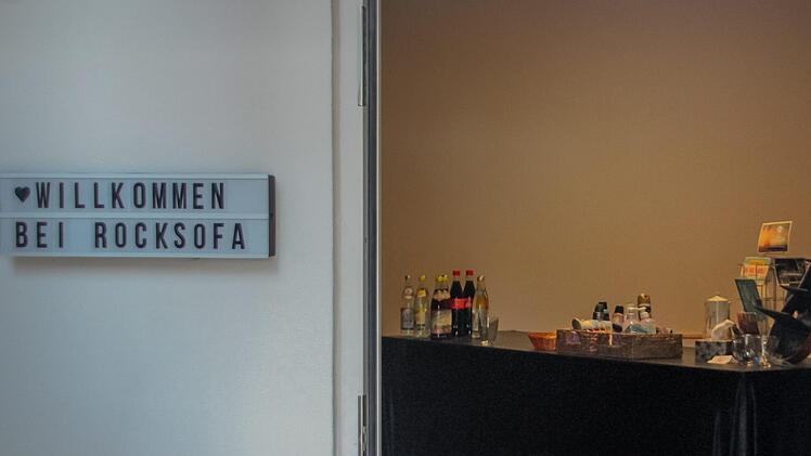 ... finden beim komplett spendenfinanzierten Sendelbacher Rocksofa statt.