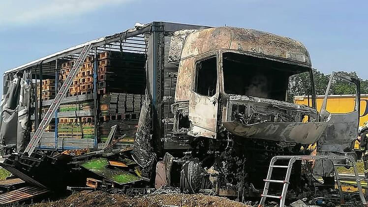 A3: Lkw brennt auf Raststätte Steigerwald