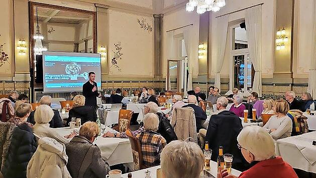 Der Intendant Kissinger Sommer stellt das Musikfestival im Kaisersaal des Hotels Kaiserhof Victoria vor.