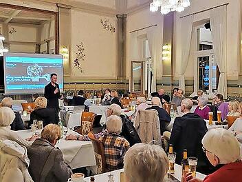 Der Intendant Kissinger Sommer stellt das Musikfestival im Kaisersaal des Hotels Kaiserhof Victoria vor.