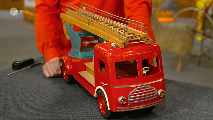 Laut Detlev K&uuml;mmel stammte ein Spielzeug-Feuerwehrwagen aus Buche von den deutschen HEDO-Werkst&auml;tten.