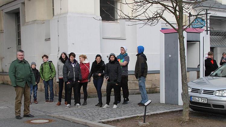 Schulkinder, die auf den Bus warten, und Schaulustige beobachten den Einsatz am Spinnerei-Schlot.