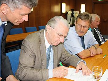 Obwohl Prof. Peter Deeg im Stadtrat gegen die Erweiterung stimmte, unterschrieb er als 2. Bürgermeister den Erweiterungsantrag in Vertretung des Oberbürgermeisters. Fotos: Ralf Ruppert