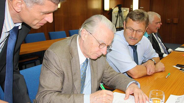 Obwohl Prof. Peter Deeg im Stadtrat gegen die Erweiterung stimmte, unterschrieb er als 2. Bürgermeister den Erweiterungsantrag in Vertretung des Oberbürgermeisters. Fotos: Ralf Ruppert