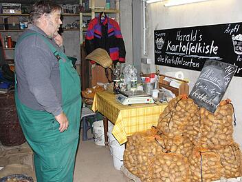 Ziemlich ratlos schaut Harald Albrecht auf die Reste seiner Ernte. Er hat nur noch wenige Säcke auf Lager in seiner Garage. Der Keller blieb heuer komplett leer. Fotos: Ralf Kestel