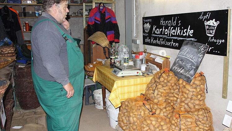 Ziemlich ratlos schaut Harald Albrecht auf die Reste seiner Ernte. Er hat nur noch wenige Säcke auf Lager in seiner Garage. Der Keller blieb heuer komplett leer. Fotos: Ralf Kestel