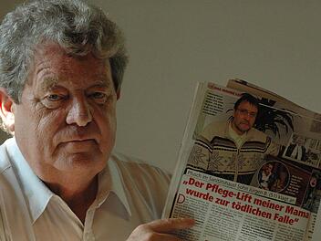 Rechtsanwalt Hand Weiß mit der Ausgabe der Zeitschrift Neue Post, die als erste über den Bad Kissinger Vorfall berichtete.  Foto: Siegfried Farkas