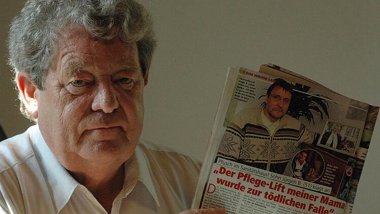 Rechtsanwalt Hand Weiß mit der Ausgabe der Zeitschrift Neue Post, die als erste über den Bad Kissinger Vorfall berichtete.  Foto: Siegfried Farkas