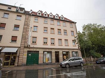 Am Samstag wurde der Polizei um 10:35 Uhr von einer Nachbarin der Verstorben mitgeteilt, dass sie die 22-Jährige tot in ihrer Wohnung in der Nürnberger Straße in Fürth aufgefunden hat. Foto: News5 / Weier