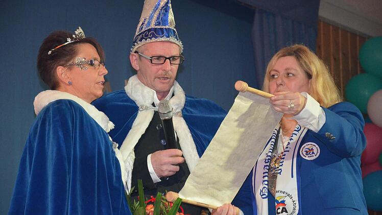 Bernhard der Erste und Ilona die Erste haben in Gausaschach das Zepter übernommen. Foto: Jana Keul