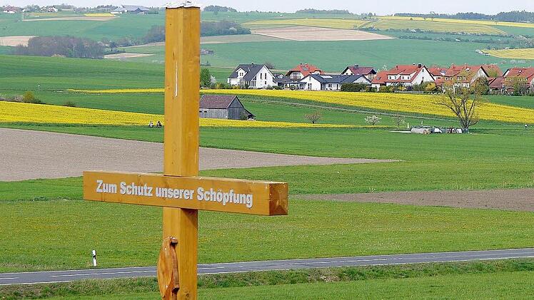 Wiesen und Felder sollen bleiben, wo der Flugplatz entstehen soll. Dafür kämpft die Initiative gegen einen neuen Verkehrslandeplatz. Foto: Berthold Köhler