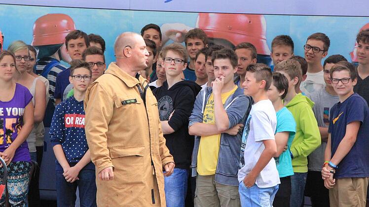 Der Brandschutz-Ausbilder bezog die Schüler aktiv in seinen Unterricht mit ein. Foto: Matthias Einwag