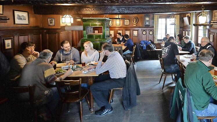 Gelebte Brautradition in der Bamberger Mahrsbräu: In der Braustube dominiert dunkles Holz (links) und gezapft wird natürlich aus dem Fass (rechts)