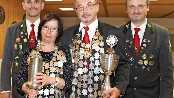 Die neue Schützenkönigin der SG Kauernburg ist eine Frau: Heidemarie Fiedler zeigte den Männern, wo das Zentrum ist. Beim Schwarzschießen landete Stefan Winkler sen. den besten Treffer. Es gratulierten der Vorsitzende der SG Kauernburg, Harry Bauer (rechts), und Schützenmeister Rudolf Fürbringer (links). Foto: Adam