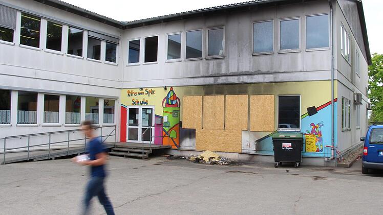 Anfang März hat ein Feuer die Fassade am Haus der Vereine in der Kerschensteiner Straße in Höchstadt beschädigt. Fotos: Christian Bauriedel
