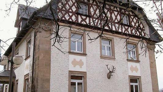 Seit &uuml;ber 100 Jahren schon besteht das Forstamtsgeb&auml;ude in Stadtsteinach. Der Stadtrat ist strikt gegen eine Verlegung es Forstamtes nach Kulmbach. Archiv/Matthias Beetz