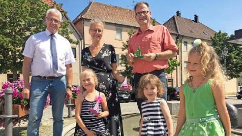 Lilli Brochloß-Gerner, Sophia Schneider und Lotte Schneider (vorne von links) freuten sich, mit Bürgermeister Günther Werner, Silke Brochloß-Gerner, Leiterin Kultur und Tourismus, sowie Stadtkämmerer Wolfgang Hömer (dahinter von links) über den Stapellauf der Rinnenflitzer.
