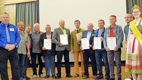 Die geehrten Mitglieder mit Zweitem Vorsitzenden Markus Sperber (links), Vorsitzendem Peter Ladegast (Dritter von links) und der Bayerischen Honigprinzessin Doris Grünbauer (rechts) Foto: Thomas Micheel