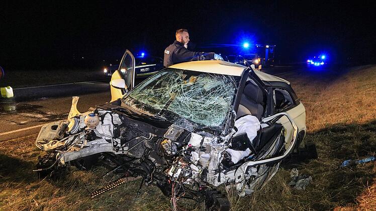 Ein Bild der Zestörung bietet sich am frühen Montagmorgen auf der B286. Eine Autofahrerin verlor in der Folge des Unfalls ihr Leben. Foto: NEWS5 / Merzbach