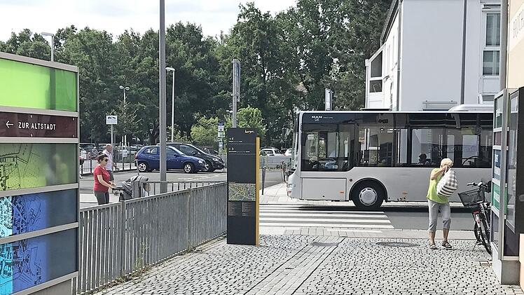 Wer von der Innenstadt kommt, läuft auf den Zebrastreifen an der Schütt direkt zu. Das hatte auch der damals 15-jährige Schüler getan. Beim Queren kam es dann zum folgenreichen Unfall.  Foto: Michael Busch