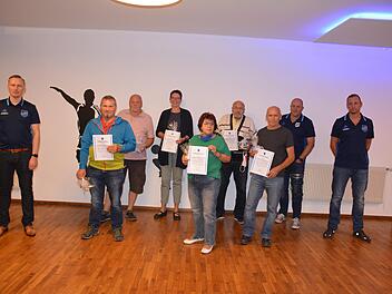 "Eingerahmt" von Vorstandsmitgliedern wurden TSV-Mitglieder f&uuml;r ihre langj&auml;hrige treue Verbundenheit geehrt: Thomas G&uuml;nter (40 Jahre), Burkhard Beck (40), Daniela Titt (25), Helene Hofmann (40), Hans Lang (40) und Gottfried Straub (50 Jahre). Foto: Arthur Stollberger