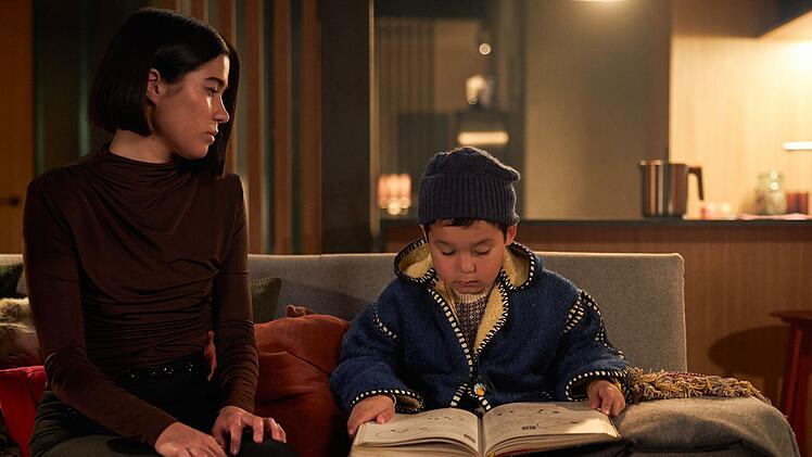 Smilla (Filippa Coster-Waldau) versp&uuml;rt eine besondere Verbindung zum Inuitjungen Isaiah (Silver Wolfe).