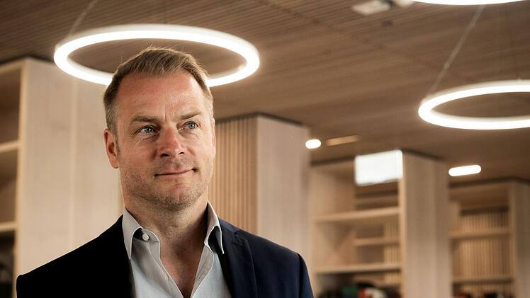 Als k&ouml;nnte er kein W&auml;sserchen tr&uuml;ben: Hauptkommissar Simmel (Hinnerk Sch&ouml;nemann) verguckt sich ein bisschen in die Kuratorin Anita, doch ablenken kann auch sie ihn nicht von seinen Ermittlungen im Mord an ihrem Chef.