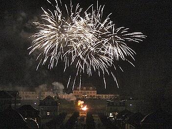 Das große Feuerwerk über der Hauptachse des Kurparks war auch heuer einer der Höhepunkte der Silvesternacht. Im Hintergrund ist der Fürstenhof zu sehen. Fotos: Gerd Schaar