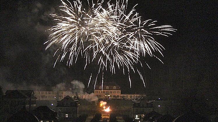 Das große Feuerwerk über der Hauptachse des Kurparks war auch heuer einer der Höhepunkte der Silvesternacht. Im Hintergrund ist der Fürstenhof zu sehen. Fotos: Gerd Schaar