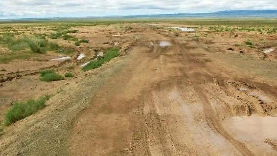 So kann eine reguläre Landstraße in der Mongolei aussehen.