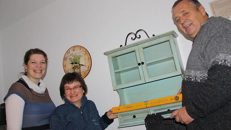 Sabine Haas (von links) ist immer froh, wenn Manfred Berner ihr hilft. Magdalene Dünisch koordiniert der Arbeit der "Hilfswerker". Foto: Ralf Ruppert