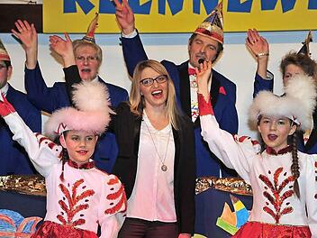 Setzten sich gekonnt in Szene: die Tanzmariechen Mirjam Geßner und Sophia Erhart. Foto: Klennewehmer Bischöff